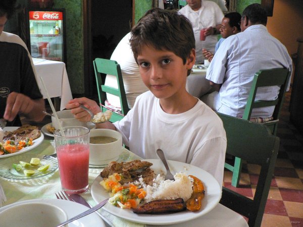 128- Bastien deguste une comida corriente 
